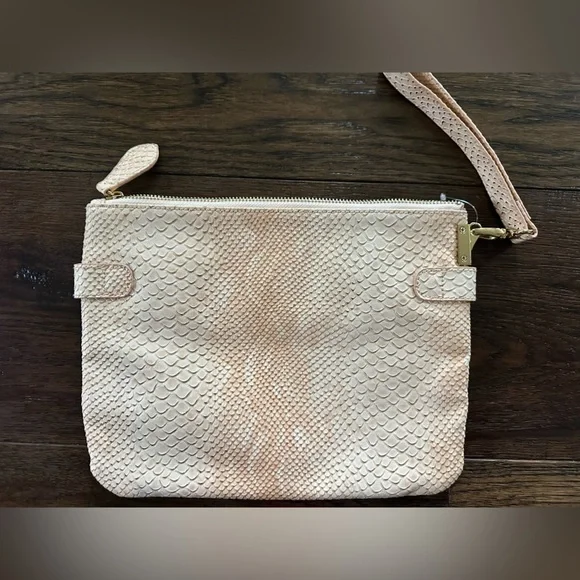 The LIMITED Snakeskin Like Cream Textured Clutch - Picture 6 of 7